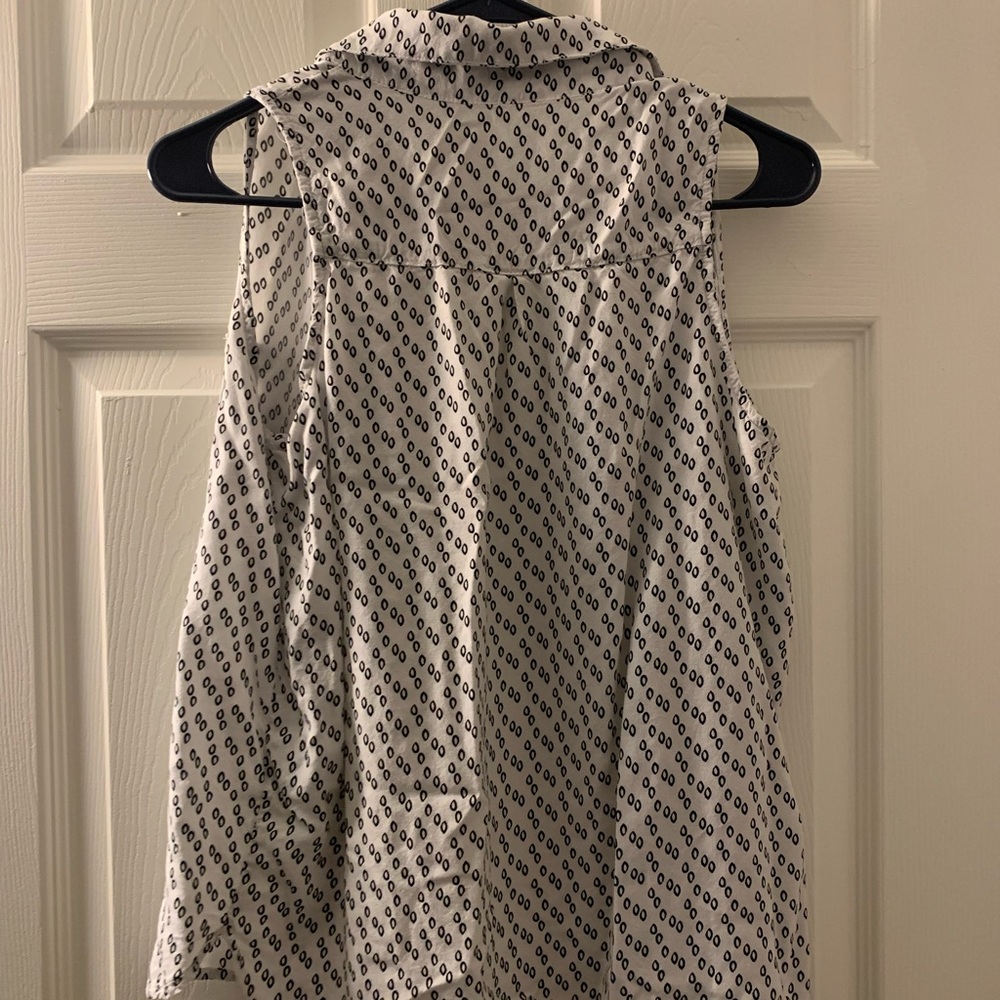 White☑️ and black🖤 pattern button up shirt!